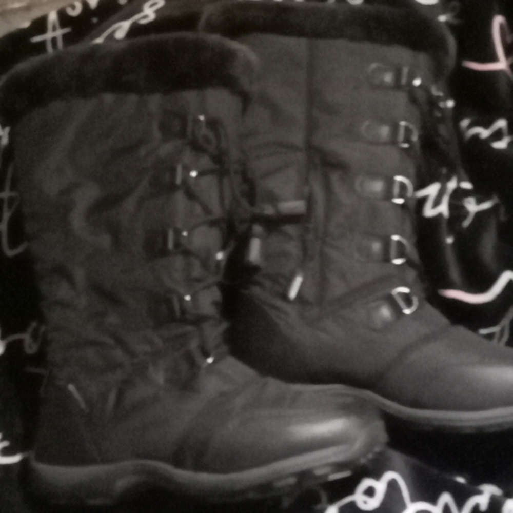 Black Baffin waterproof snow boots